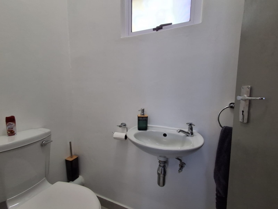 To Let Commercial Property for Rent in Beacon Bay Eastern Cape
